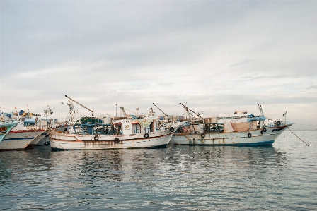 Foto Laut pesisir kapal mengirimkan