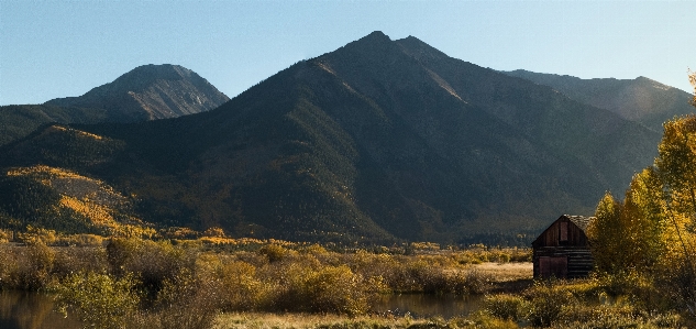 山 農場 納屋 田舎 写真