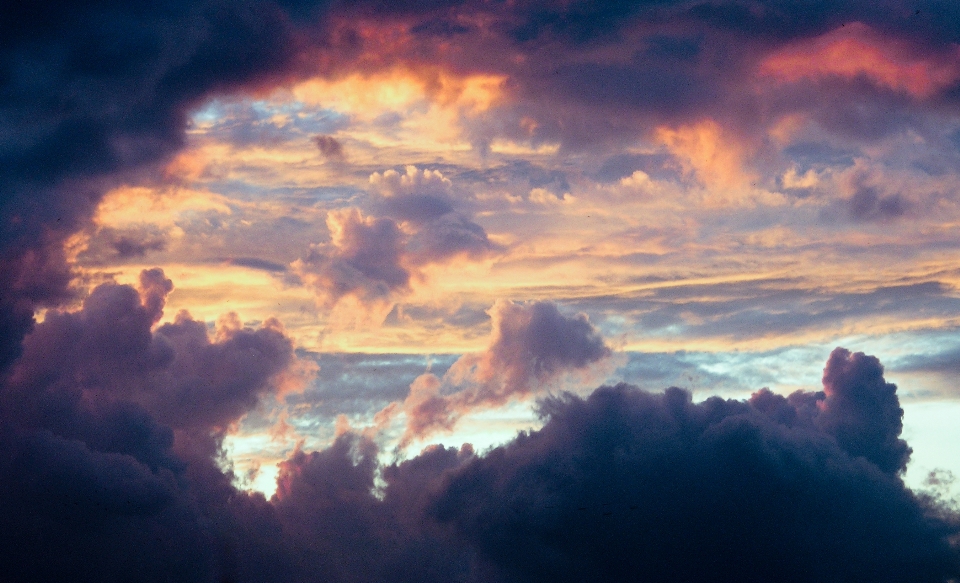 Orizzonte nube cielo sole