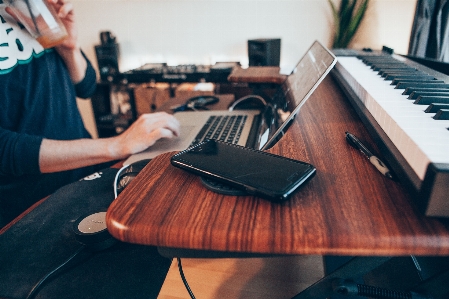 Foto Macbook bekerja musik gitar