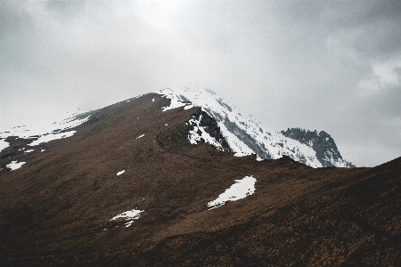 Foto Montanha neve nuvem colina