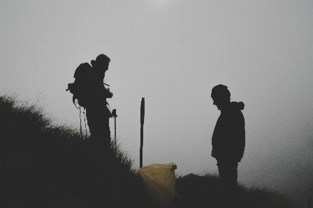 Foto Bayangan hitam dan putih
 kabut putih