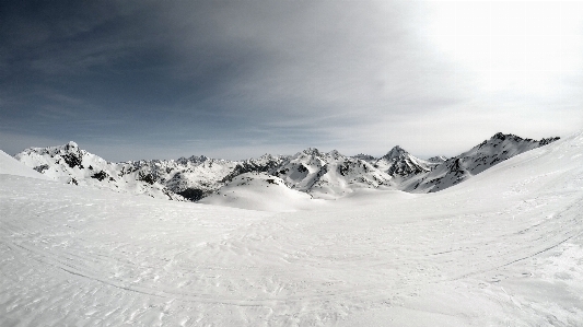 Foto Montagna nevicare inverno catena montuosa
