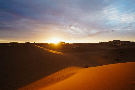 Foto Paesaggio sabbia orizzonte alba