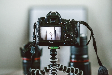 Foto Kamera pola hitam refleks
