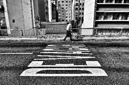 Foto Peatonal en blanco y negro
 camino