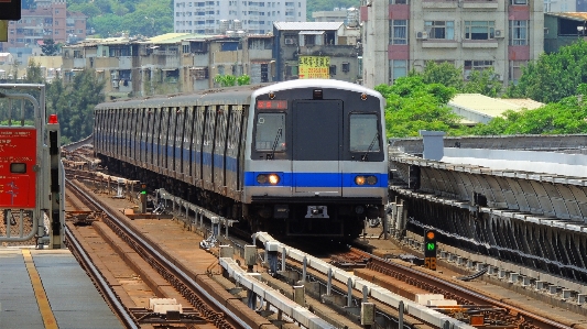 Foto Rakyat melacak kereta api jalan