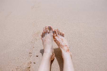 Hand sand schuh weiss Foto