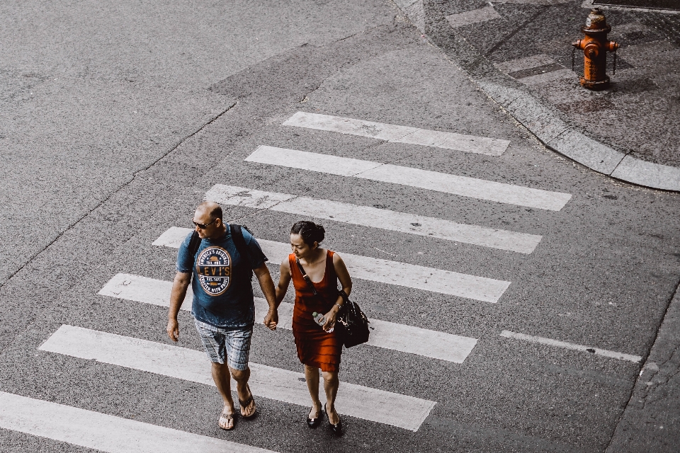 Peatonal gente camino calle