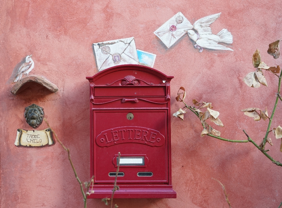 Correo
 madera rojo color