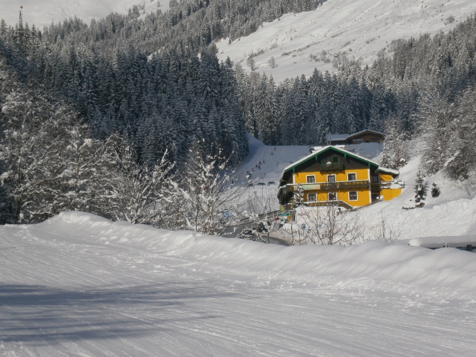 Montagna nevicare inverno tempo atmosferico