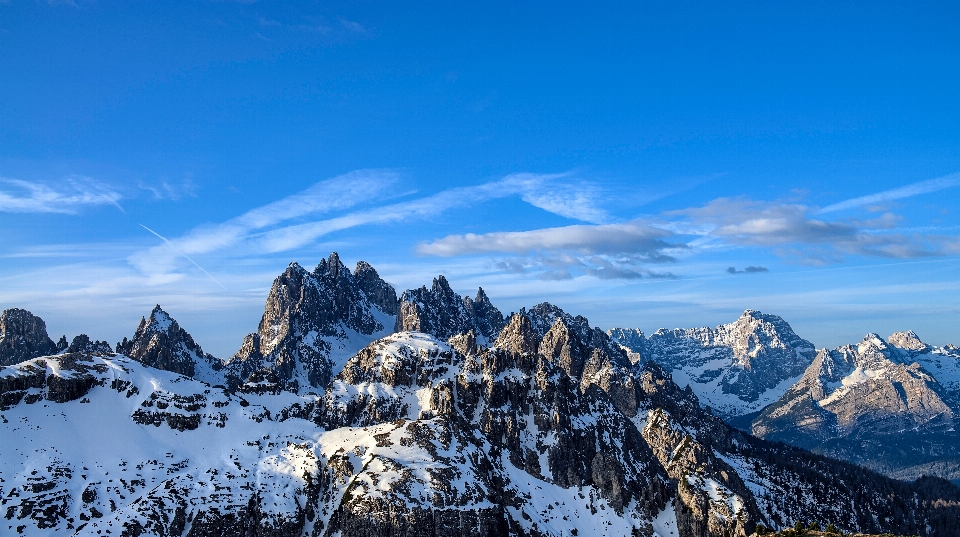 Montagna nevicare inverno avventura