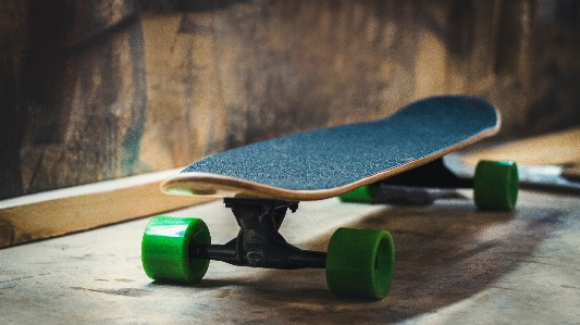 Wing wheel skateboard green Photo