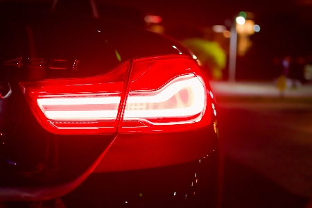 Foto Luz carro noite vermelho