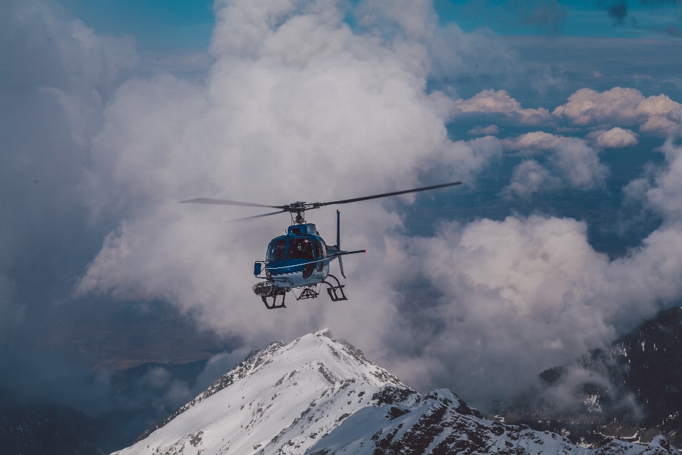 Montagne chaîne de montagnes
 avion véhicule