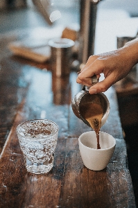 手 咖啡 玻璃 杯子 照片