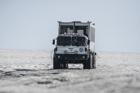 Foto Salju musim dingin mengangkut truk