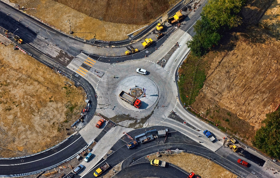 Jalan menjembatani lalu lintas raya