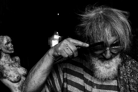 Foto Hombre persona en blanco y negro
 cabello