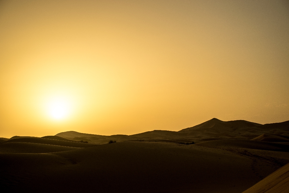 Paesaggio sabbia orizzonte sole