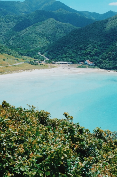 Paesaggio mare costa montagna