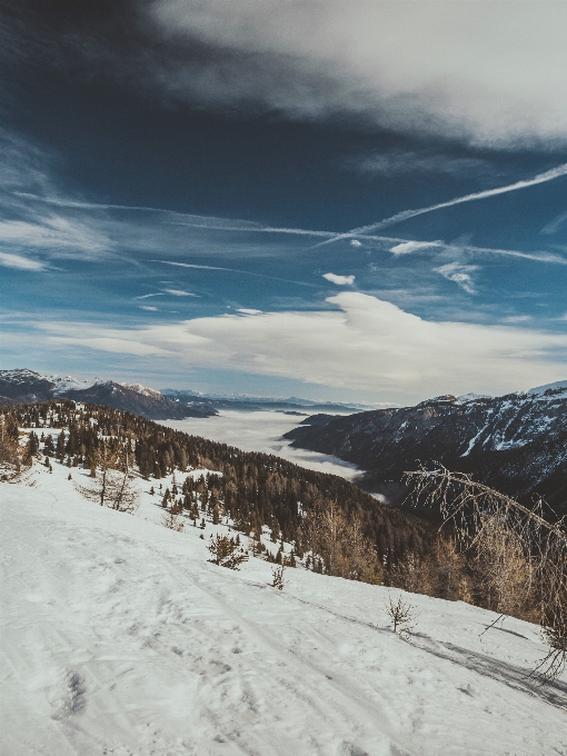 Paesaggio montagna nevicare inverno