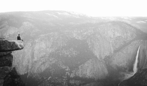 Foto Montaña nieve en blanco y negro
 niebla