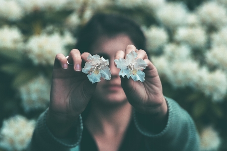 Foto Tangan fotografi cincin bunga