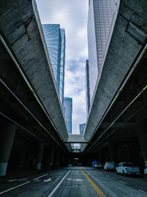 Arsitektur jalan menjembatani raya