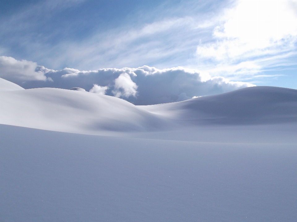 Montagna nevicare inverno nube