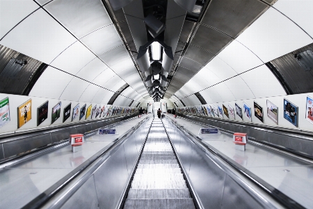 Foto Escada rolante transporte público
 estação de metrô
