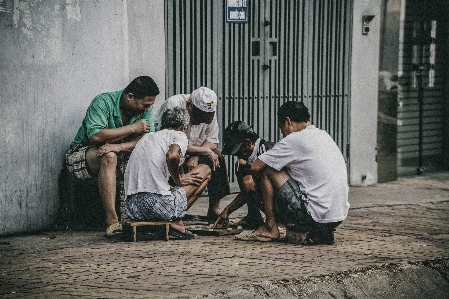 Foto Pria rakyat jalan foto