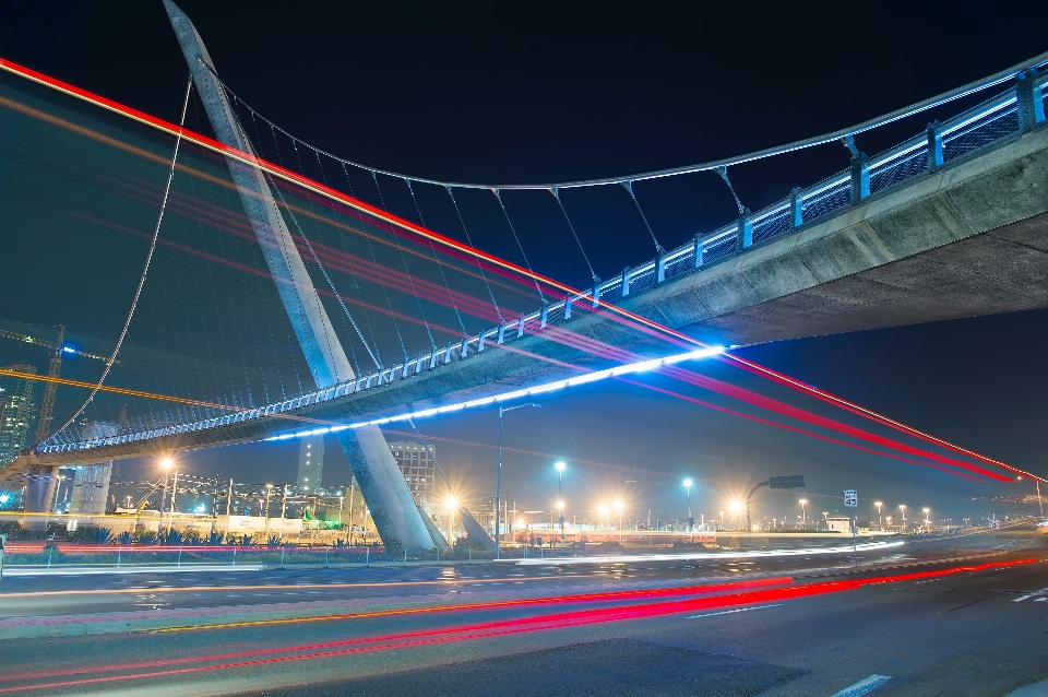 Lampu jalan menjembatani malam