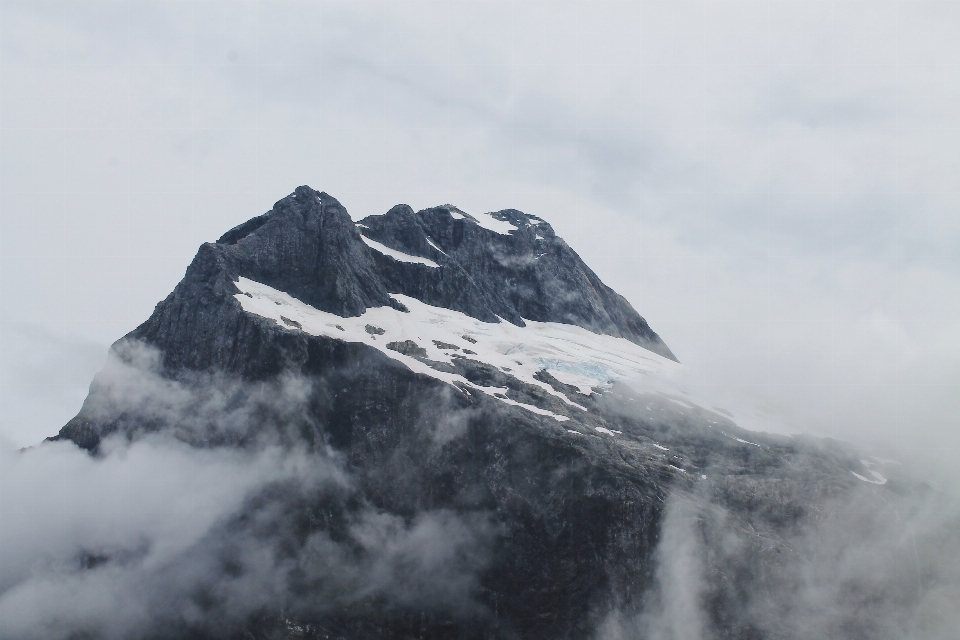 Montanha neve nuvem cadeia de montanhas
