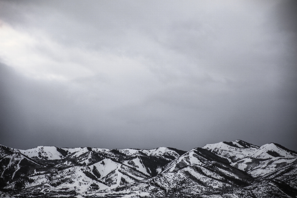 Montagna nevicare inverno nube