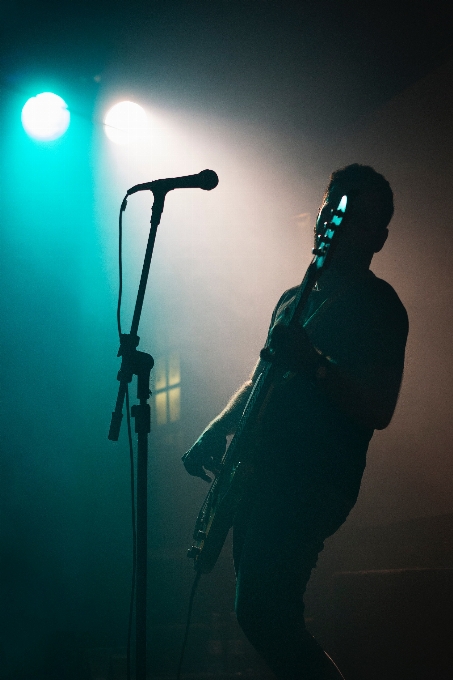 Homme silhouette lumière concert