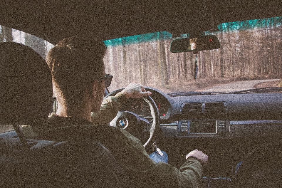 Homem carro dirigindo macho