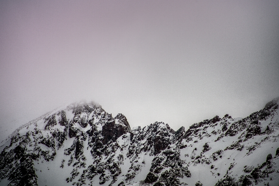 Montagna nevicare inverno nube