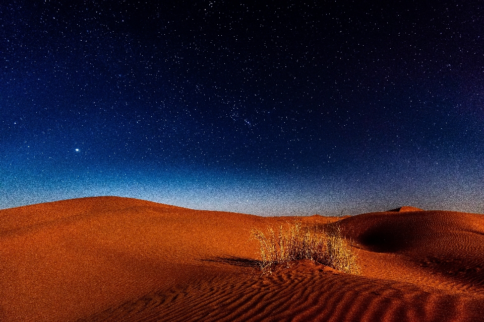 Paesaggio notte deserto atmosfera