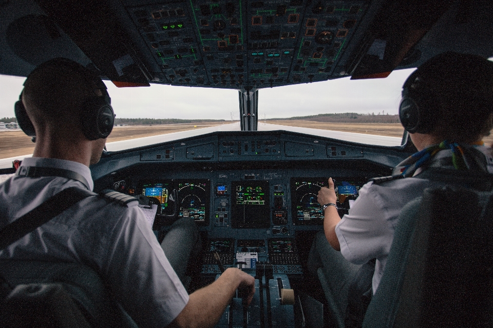 Pessoa avião cia aérea jornada