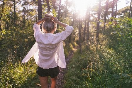 Foto Foresta persona prato
 luce del sole