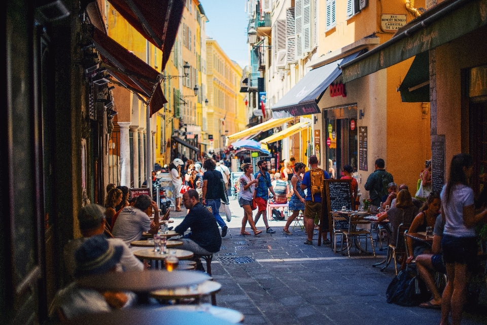 Pedone strada città ristorante