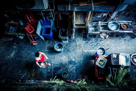 Foto Andando pessoa cozinha olhando para baixo
