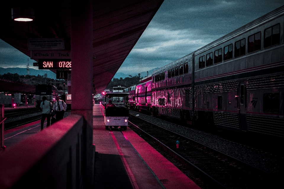 Leggero notte treno paesaggio urbano