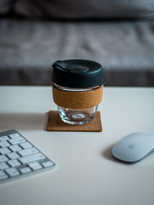 Main blanc tasse céramique
