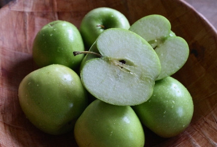 Foto Apple meja alam kayu