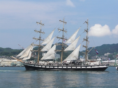 Foto Kapal mengirimkan tiang perahu layar