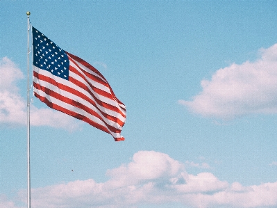 Foto Awan langit siang hari bendera