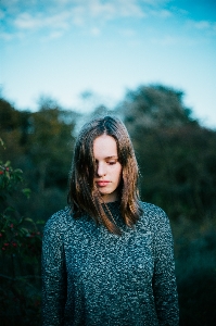 Foto Albero erba cielo ragazza