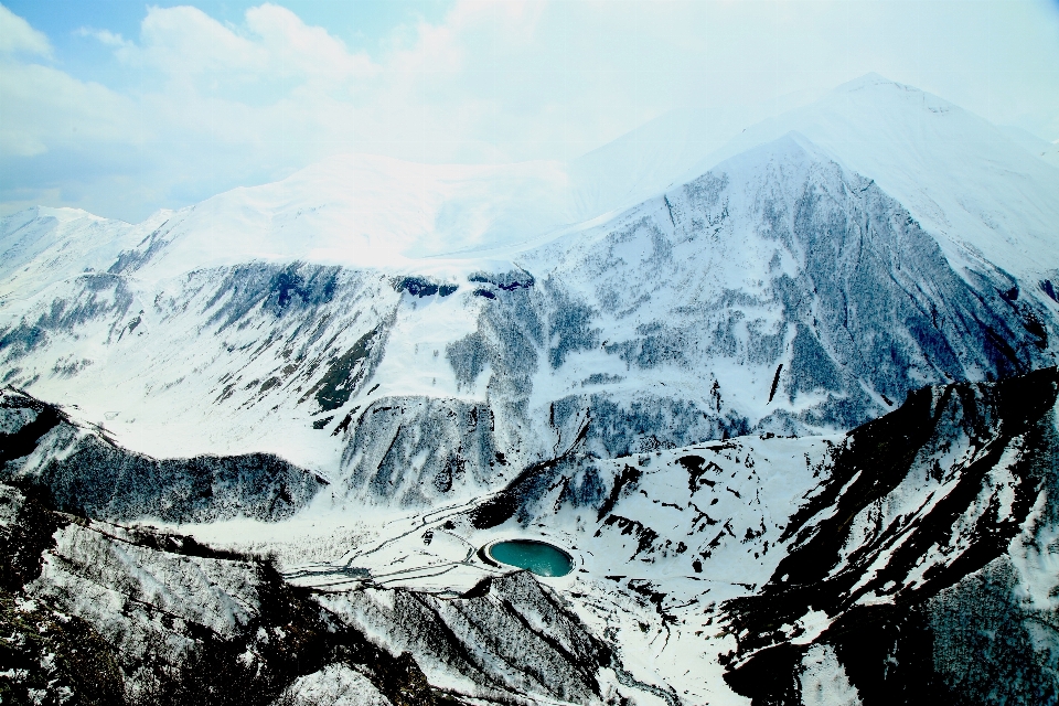 Paesaggio rock montagna nevicare